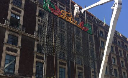 Instalan decoración navideña en Zócalo capitalino