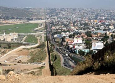 Cámara Baja de EU aprueba presupuesto para construir muro de Trump