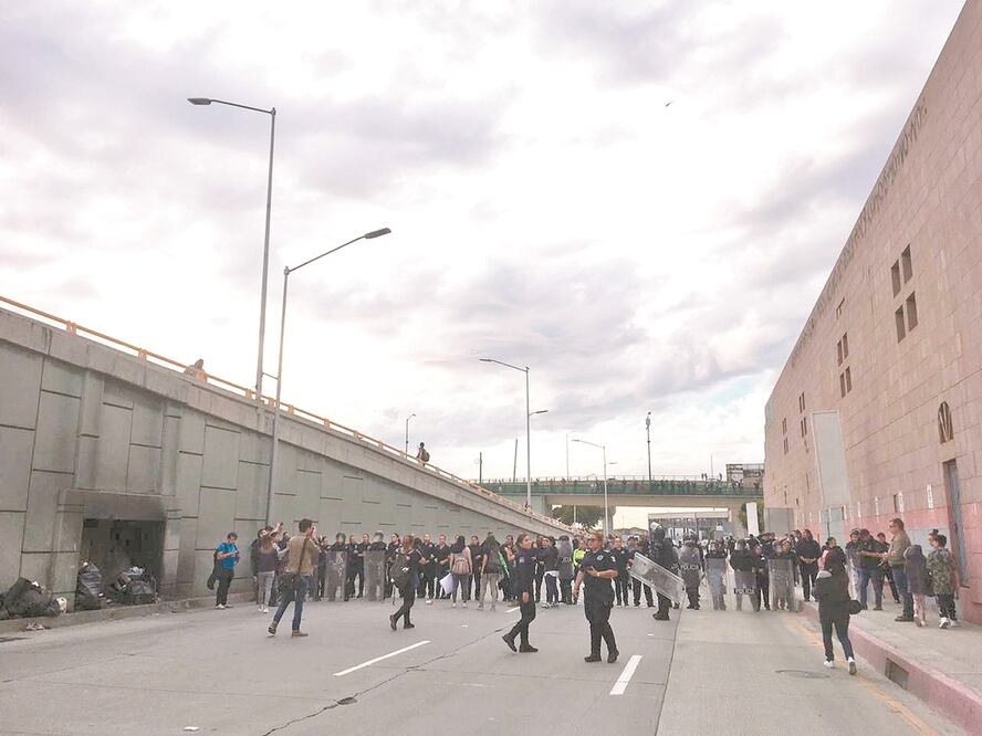 Mujeres bloquearon parcialmente la garita San Ysidro y El Chaparral, las puertas internacionales de acceso y salida entre México y Estados Unidos. Foto: GABRIELA MARTÍNEZ. EL UNIVERSAL