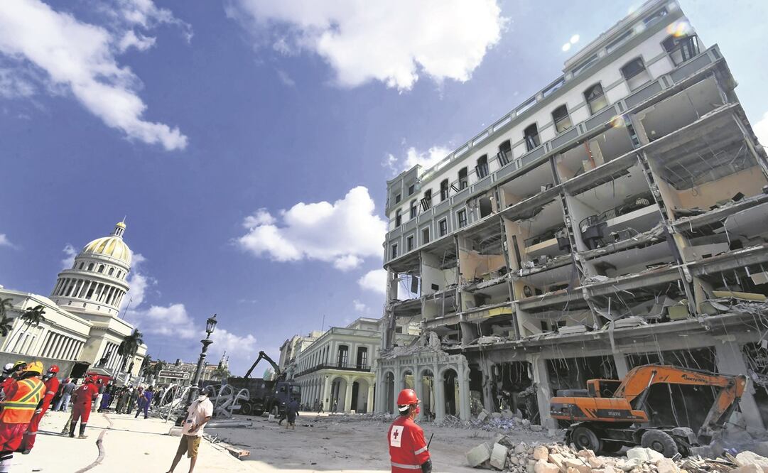 Las labores de rescate seguían ayer en el hotel Saratoga, en La Habana. Brigadas de bomberos, expertos, paramédicos y técnicos en maquinaria pesada seguían sacando escombros. Foto: Joaquín Hernández. Xinhua