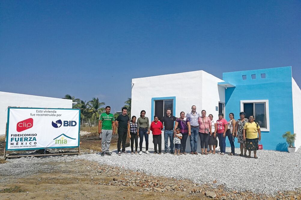 Grupo MIA construyó 75 casas en Unión Hidalgo en beneficio de 300 personas. Cada vivienda mide 2.7 metros de alto, lo que ayuda a la circulación del aire. (ROSELIA CHACA. EL UNIVERSAL)