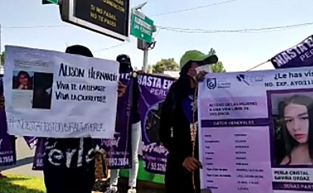 Una comitiva de la Policía Capitalina y del Gobierno Local dialoga con ellos para pedirles que dejen un carril libre. Foto: 
Especial