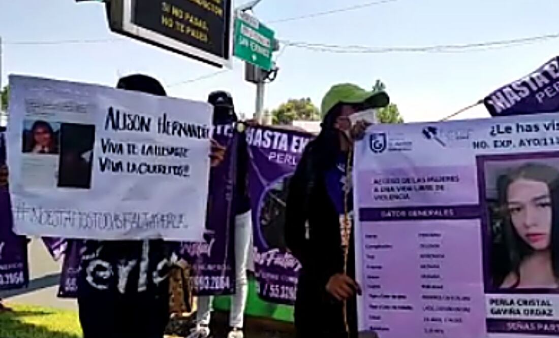 Una comitiva de la Policía Capitalina y del Gobierno Local dialoga con ellos para pedirles que dejen un carril libre. Foto:
Especial