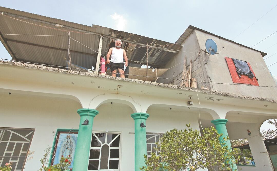 A cuatro meses de la tragedia, la familia Morales cuenta que recibió 10 mil pesos del primer apoyo social de Bienestar por las afectaciones, pero no alcanzó para la pintura y mantenimiento de su vivienda. Fotos: LUMA LÓPEZ. EL UNIVERSAL