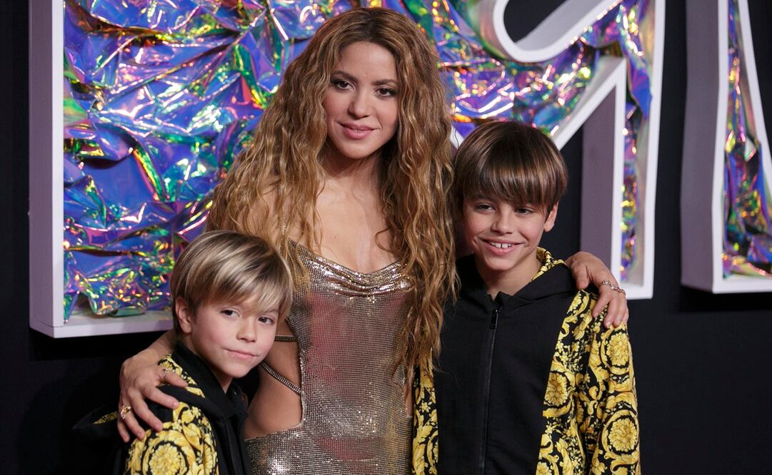 La cantante y compositora colombiana Shakira y sus hijos posan en la alfombra roja durante los MTV Video Music Awards en el Prudential Center en Newark, Nueva Jersey, EE. UU. Foto: EFE/EPA/SARAH YENESEL