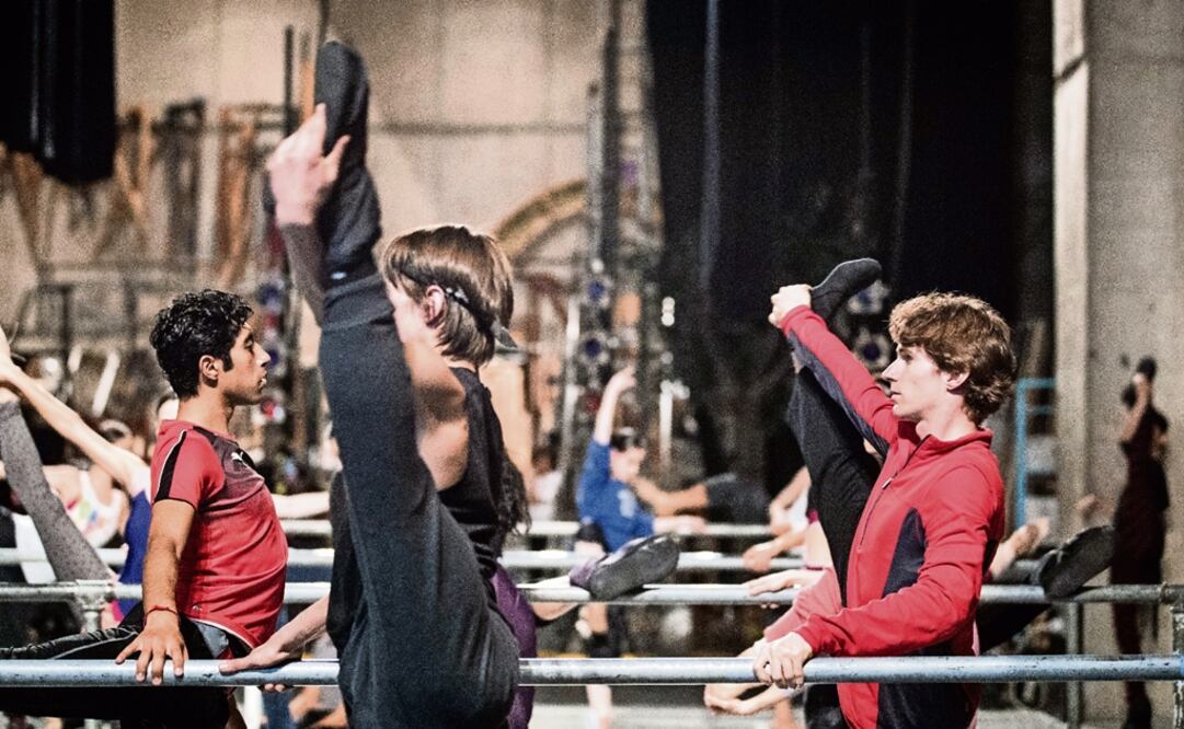 Dancers from the CND warm up before a show - Photo: Erick Rodríguez/EL UNIVERSAL