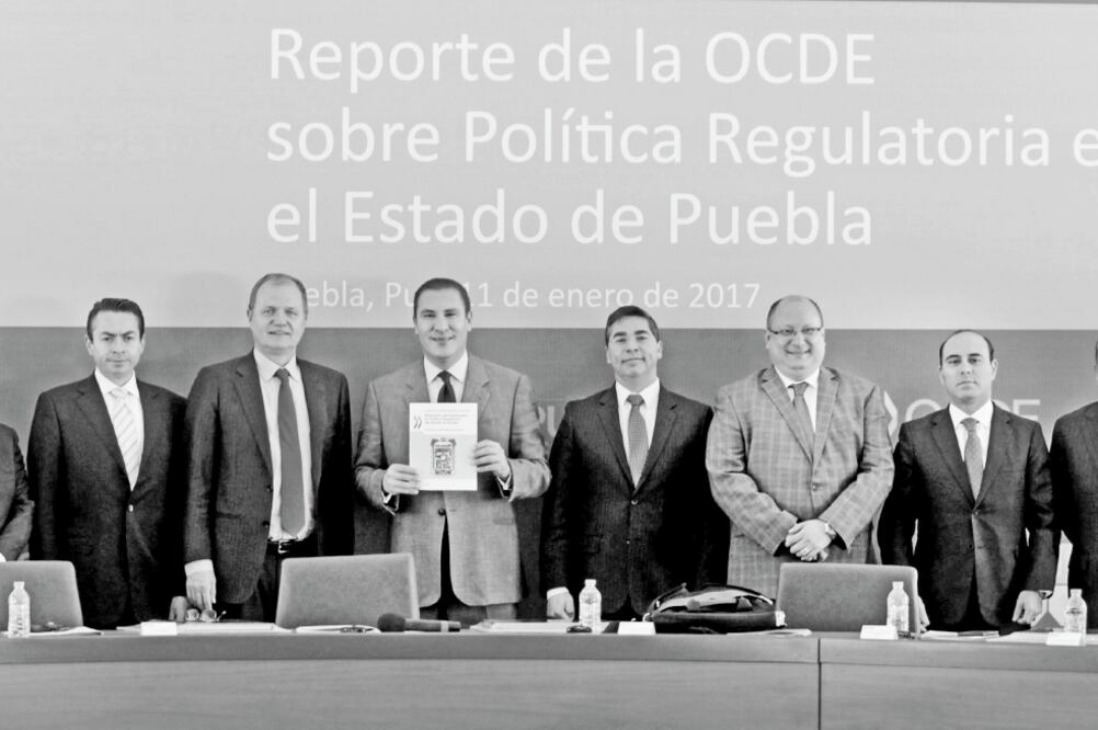 El mandatario estatal Rafal Moreno Valle, al recibir el reporte sobre la Política Regulatoria del Estado emitido por la OCDE. (Especial)