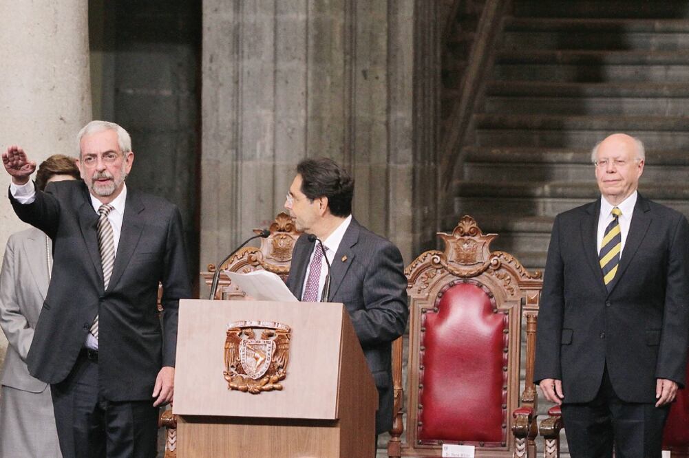 El nuevo rector de la Universidad Nacional Autónoma de México, Enrique Luis Graue Wiechers, al momento de rendir protesta para el periodo 2015-2019 ante René Millán, presidente de la Junta de Gobierno (CARLOS MEJÍA. EL UNIVERSAL)