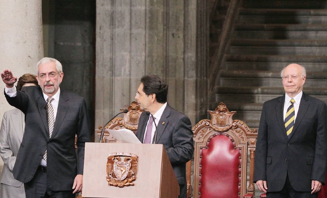 El nuevo rector de la Universidad Nacional Autónoma de México, Enrique Luis Graue Wiechers, al momento de rendir protesta para el periodo 2015-2019 ante René Millán, presidente de la Junta de Gobierno (CARLOS MEJÍA. EL UNIVERSAL)