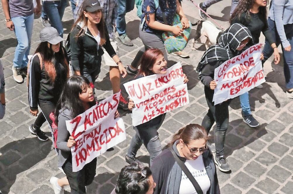 Decenas de estudiantes de la Universidad Autónoma de Zacatecas marcharon ayer en el centro de la ciudad para exigir justicia por la muerte de Nayeli / CORTESÍA: FRANCO ELIZONDO