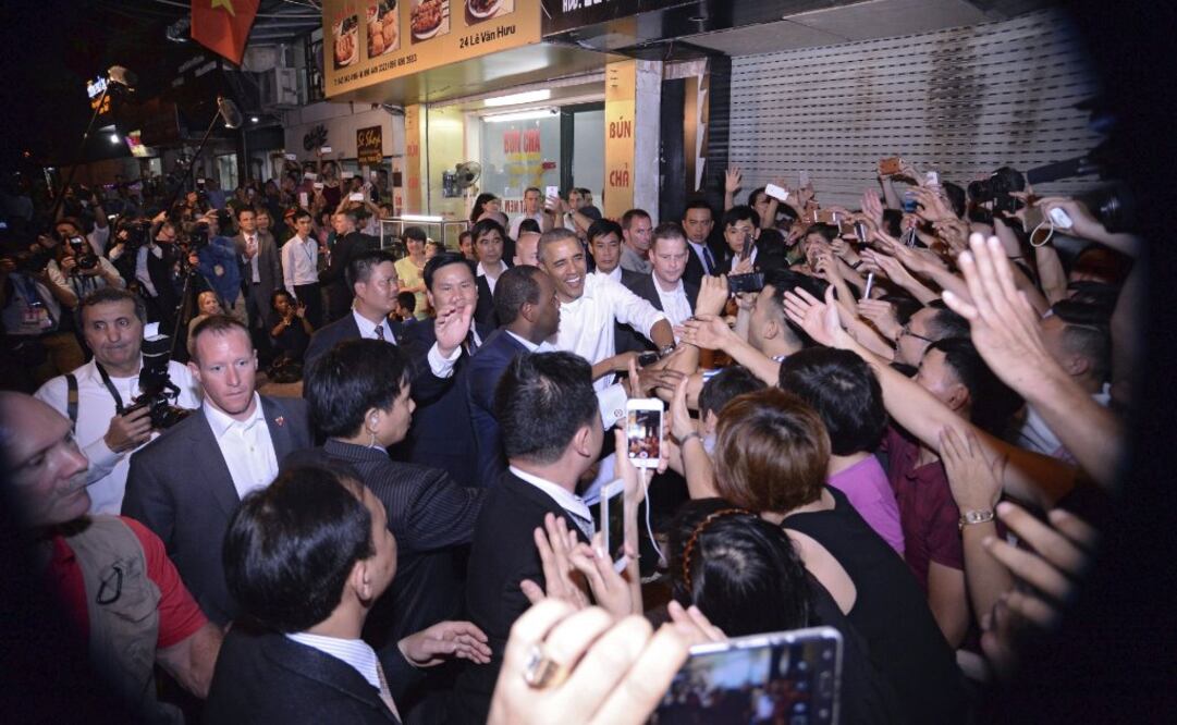 Una multitud se reunió fuera del restaurante  FOTO:EFE