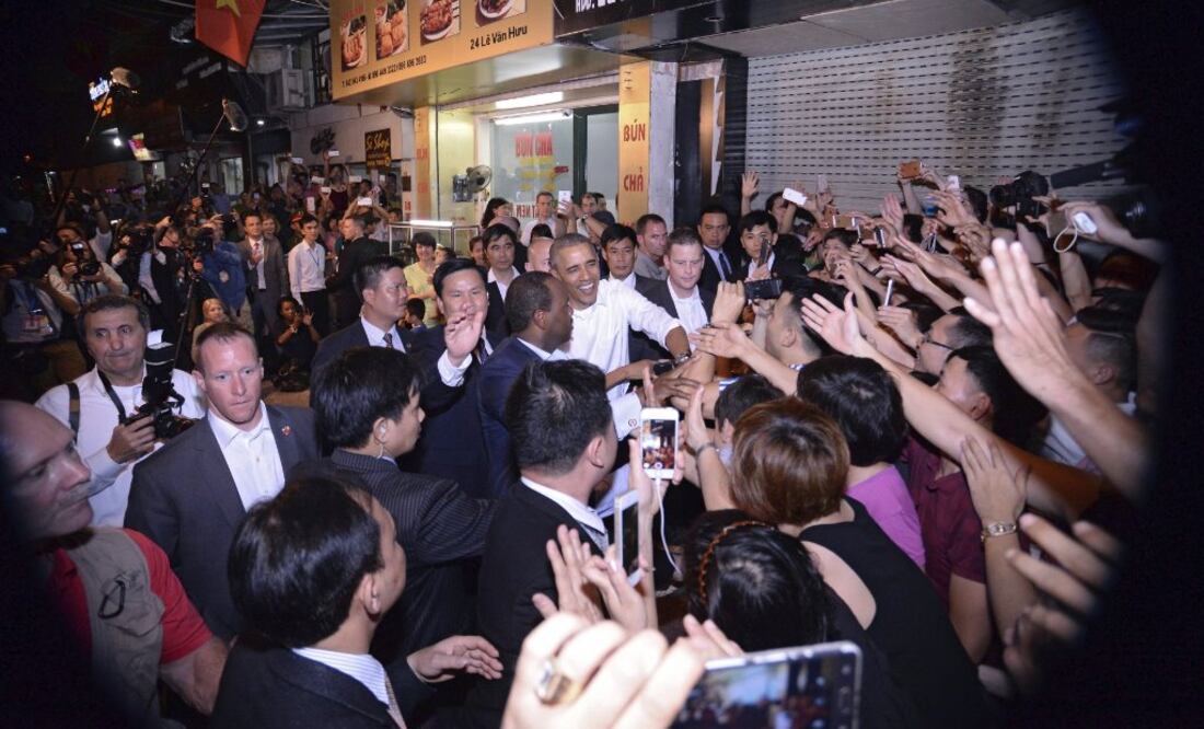 Una multitud se reunió fuera del restaurante FOTO:EFE