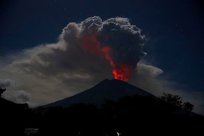 Volcán en Indonesia arroja fumarola de dos kilómetros; cancelan vuelos a Bali