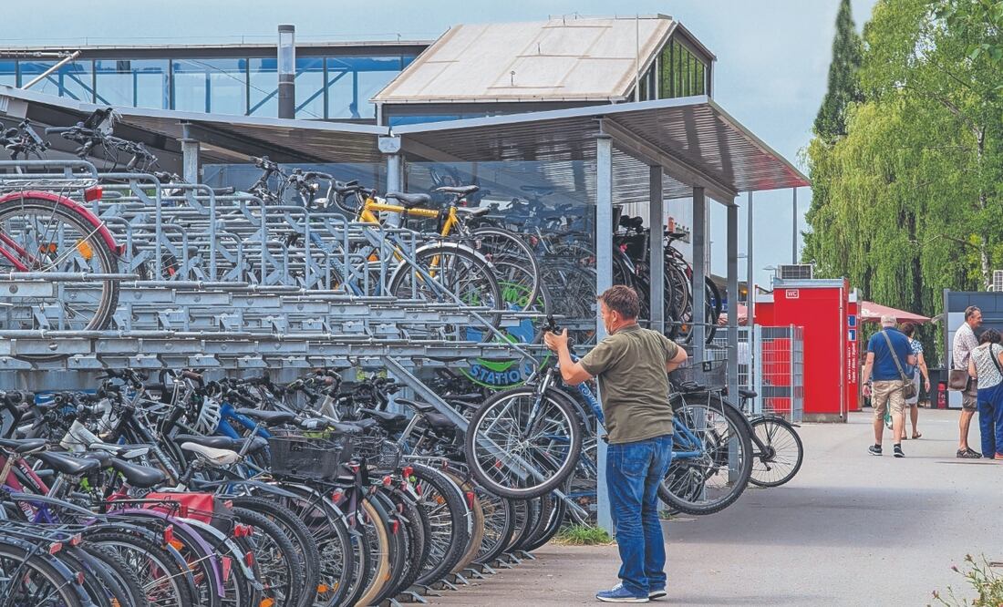 Bicicletas aparcadas frente a la estación de Lindau-Reutin, cerca del lago de Constanza, en Lindau, Suabia, Alemania, el 5 de julio pasado. Foto: de MICHAEL NGUYEN. AFP