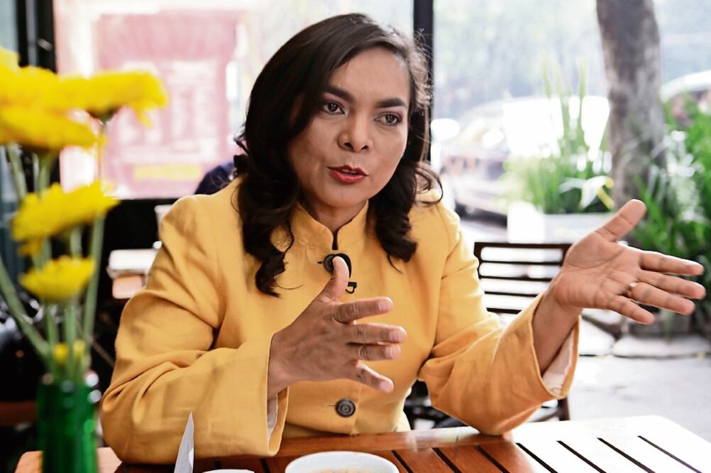 La secretaria general del PRD, Beatriz Mojica Morga, sostiene que si Miguel Ángel Osorio Chong quiere hacer campaña, mejor renuncie (ARCHIVO EL UNIVERSAL)