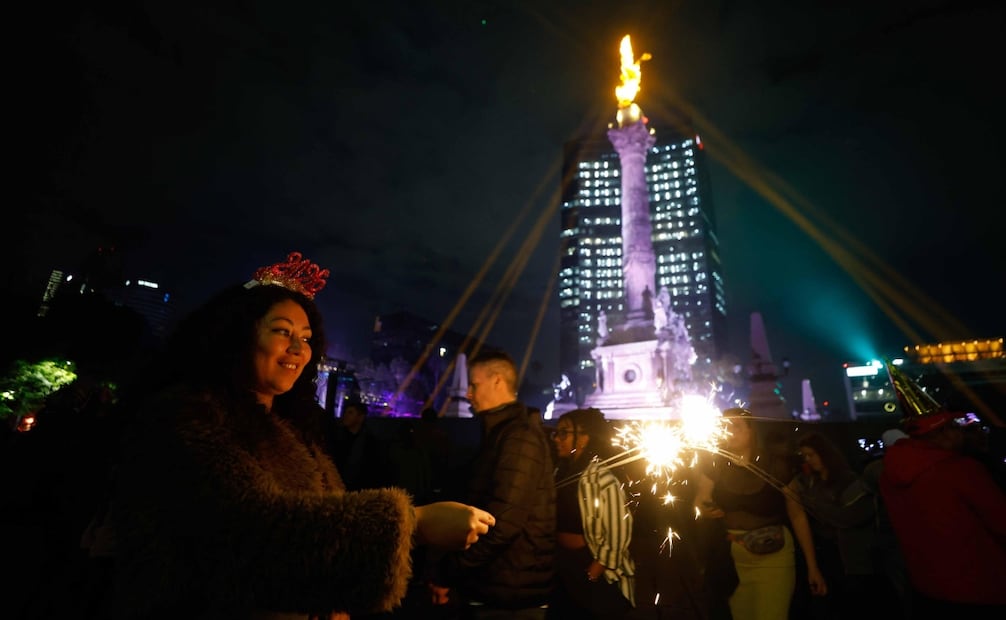 Celebración del Año Nuevo 2026 en la glorieta del Ángel de la Independencia. FOTO: DIEGO SIMÓN SÁNCHEZ