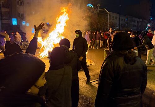 Iraníes participan en protestas antigubernamentales en Teherán. FOTO: AP
