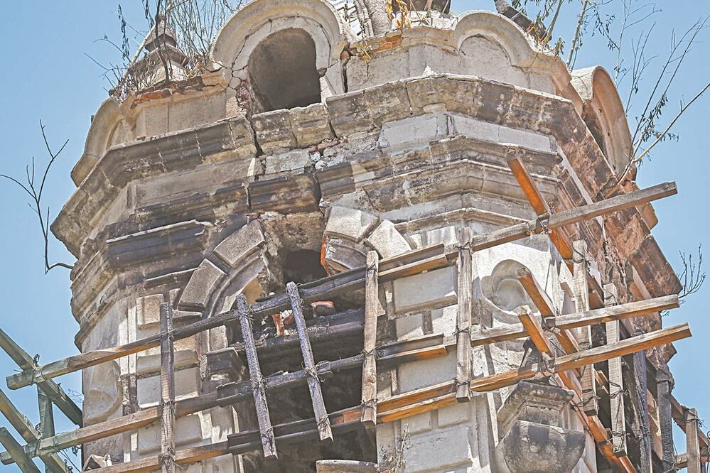 Estructuras al exterior e interior de la iglesia habían sido apuntaladas después de los sismos de 2017. Foto: DIEGO SIMÓN SÁNCHEZ. EL UNIVERSAL