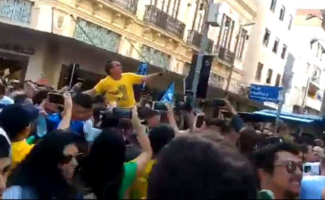 Candidato derechista a la presidencia de Brasil, Jair Bolsonaro, en el mitín donde fue agredido con un cuchillo. Foto: Captura de pantalla