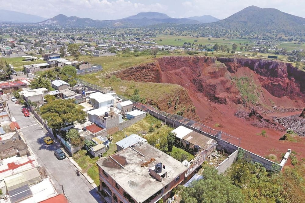 En Tezoyuca, varias familias viven al lado de un precipicio causado por una mina para el aeropuerto de Texcoco, por lo que sufren enfermedades respiratorias debido al polvo fino que se levanta en el lugar. DIEGO PRADO. EL UNIVERSAL