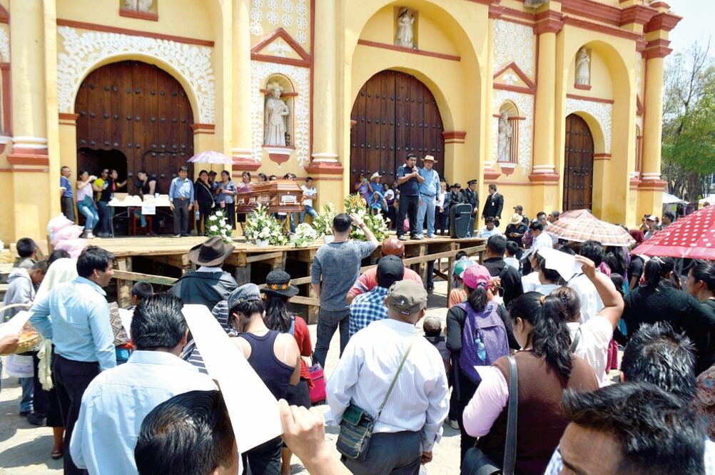 Familiares, amigos y correligionarios lloran al pie del féretro del líder indígena y maestro de primaria Juan Carlos Jiménez Velasco, asesinado el jueves pasado (ESPECIAL)