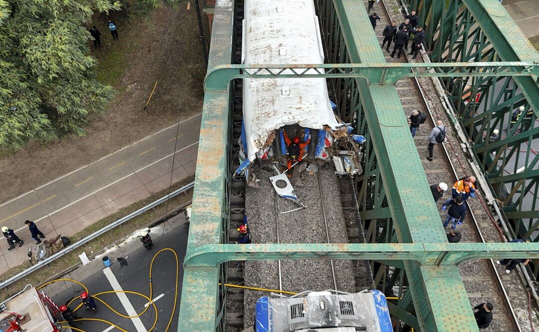 Trabajadores ferroviarios inspeccionan un tren de pasajeros después de que chocó con otro en Buenos Aires, Argentina. Foto: AP