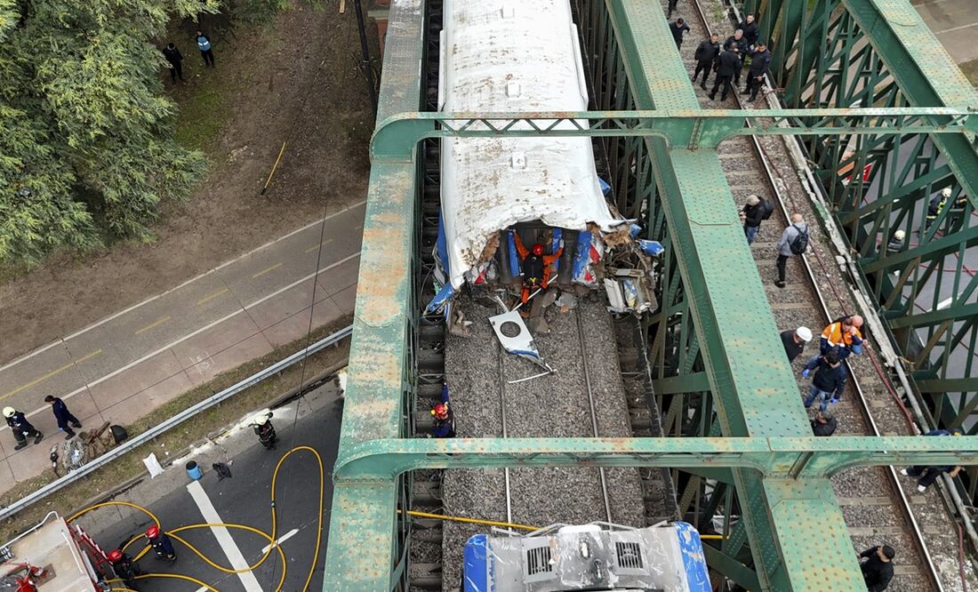 Trabajadores ferroviarios inspeccionan un tren de pasajeros después de que chocó con otro en Buenos Aires, Argentina. Foto: AP