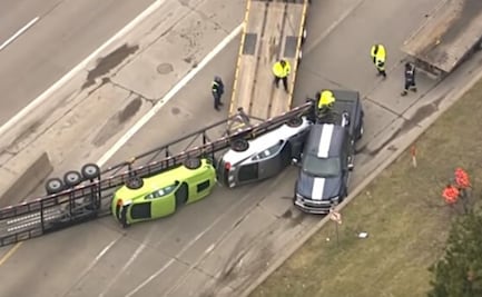 Se vuelca un camión que transportaba unos Mustang Shelby GT500 nuevos