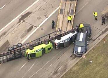 Se vuelca un camión que transportaba unos Mustang Shelby GT500 nuevos