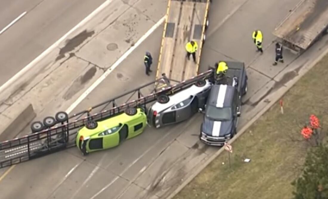 Se vuelca un camión que transportaba unos Mustang Shelby GT500 nuevos