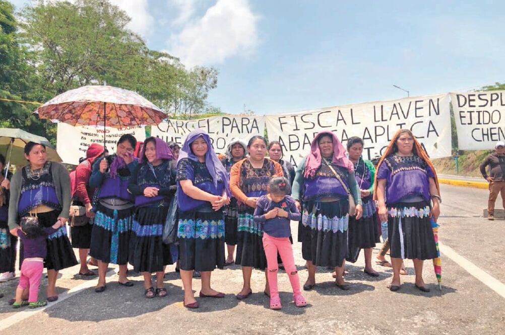 Indígenas tzotziles se manifestaron ayer a un costado de la carretera Tuxtla Gutiérrez-San Cristóbal de las Casas; pidieron retorno seguro a su comunidad. Foto: ÓSCAR GUTIÉRREZ. EL UNIVERSAL