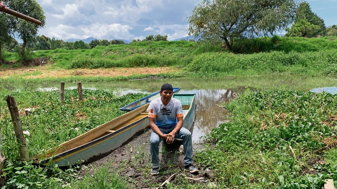 Los pobladores dejaron de usar sus lanchas y empezaron a utilizar las canoas, debido a que ya no hay agua suficiente. Foto: Carlos Arrieta