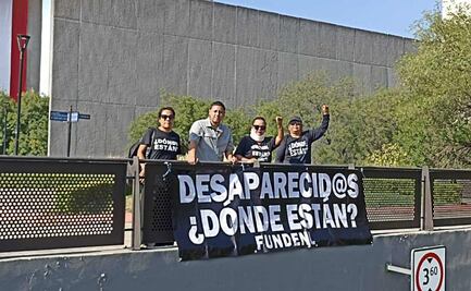 "¡Tengo a mi hija desaparecida!"; Policía intenta detener a madre buscadora que colocaba manta en puente