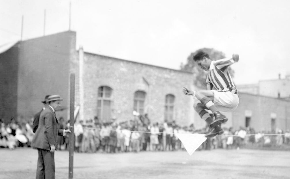 Demostración de salto de altura con zapatos de la marca Excélsior en el patio de la fábrica del mismo nombre, 1906. Foto: INAH.