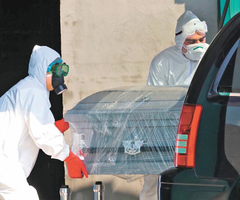 Personal de funerarias acudieron a recibir cuerpos en el área de Patología del Hospital General de Zona 47 IMSS, donde se atiende el Covid. Foto: GRACIELA LÓPEZ. CUARTOSCURO
