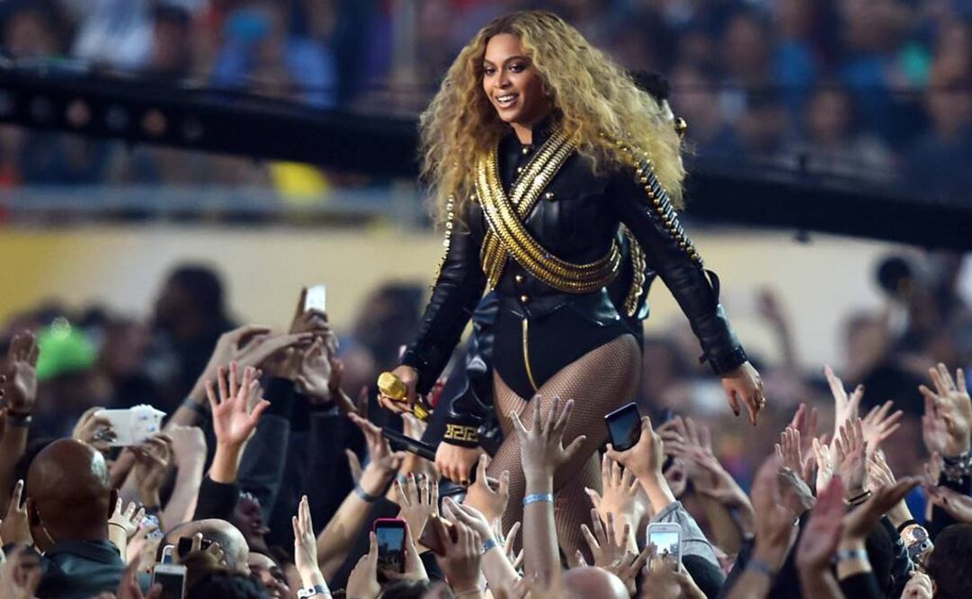 En el medio tiempo del domingo, Beyoncé interpretó su nueva canción, "Formation". (FOTO: Reuters)