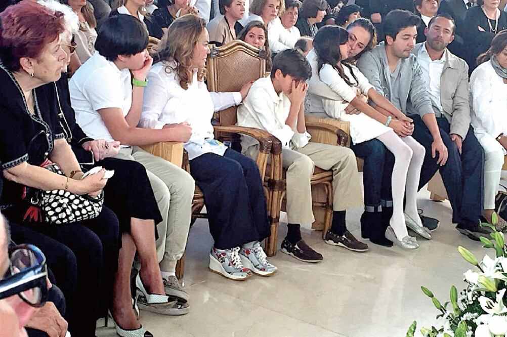 La maestra Elba Esther Gordillo Morales acudió a la funeraria Gayosso para despedir a su hija Mónica Arriola. En el lugar estuvo acompañada por sus nietos Othón de León, y los pequeños Fernando y Regina, así como familiares y amigos (ESPECIAL)