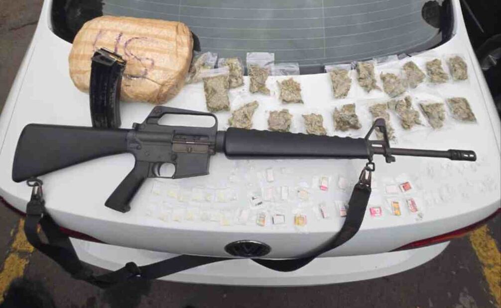 Después de la detención los dos hombres de entre 35 y 40 años, fueron trasladados a instalaciones de la fiscalía en delitos de alto impacto número 50 en la colonia Jardín, alcaldía Azcapotzalco. Foto: Juan Carlos Williams/EL UNIVERSAL