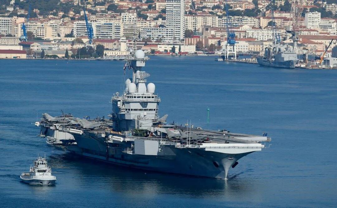 El portaviones nuclear Charles De Gaulle sale del puerto militar de Toulon, en el sur de Francia. El navío participará en la lucha contra Estado Islámico: Foto: EFE