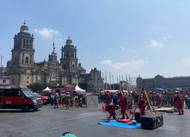 Simulacro Nacional 2024 en el Zócalo: Bomberos, militares y perros de búsqueda realizan acciones de rescate ante hipótesis de sismo