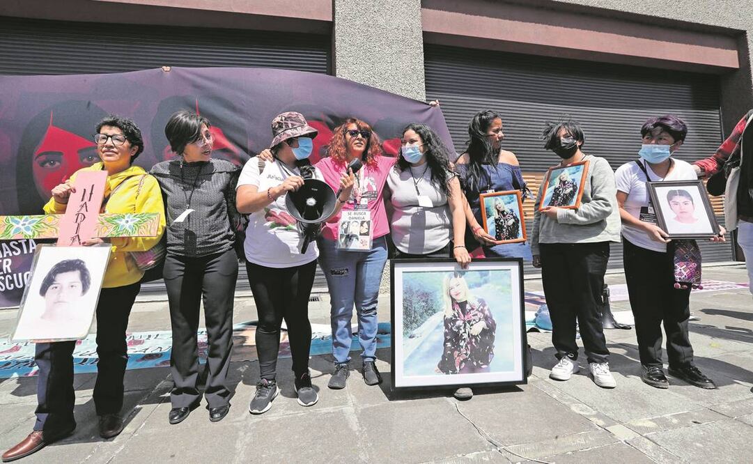 Deudos de víctimas de feminicidio llevaron pancartas y gritaron consignas afuera de la fiscalía mexiquense. Foto: Jorge Alvarado/ EL UNIVERSAL