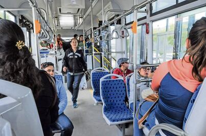 Mujeres gastan más tiempo y dinero en transporte en la CDMX: Banco Mundial