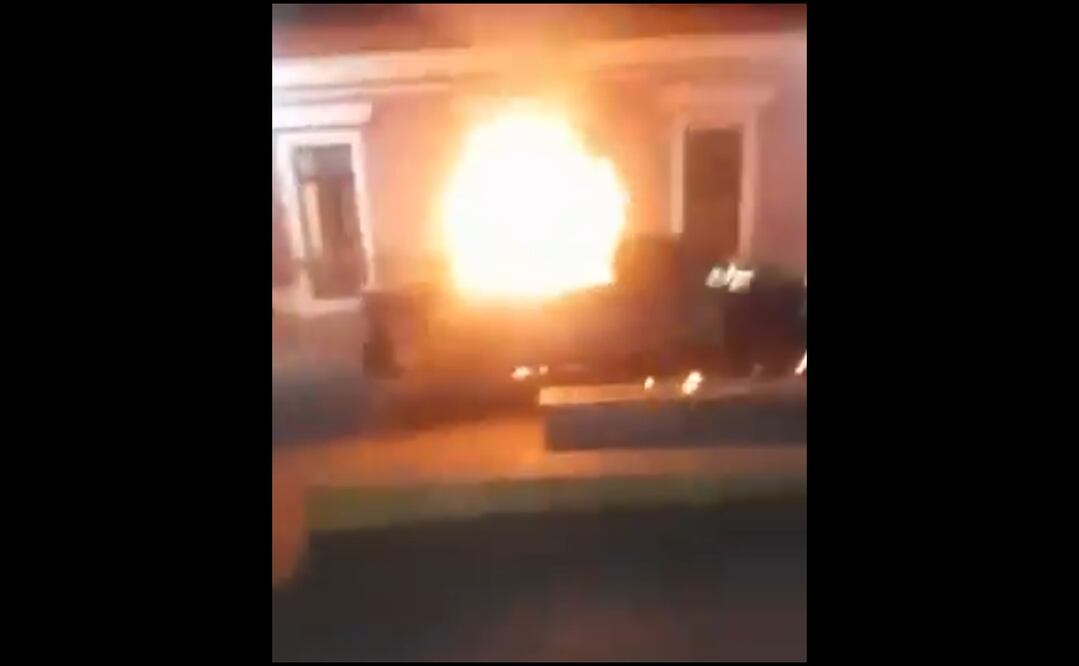 Un grupo de pobladores intentó tomar la presidencia municipal e incendió una patrulla en protesta por la supuesta compra de votos. Foto: captura de pantalla