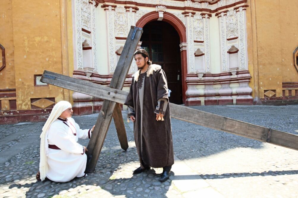 José Luis Ruiz Reyes de 24 años y Flor Angélica Chávez de 18, interpretarán a Judas y María en la representación de la Pasión de Cristo, para lo cual se prepararon desde un año antes. (JORGE ALVARADO. EL UNIVERSAL)