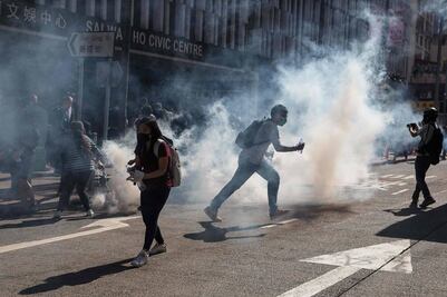 Prenden fuego a un hombre que discutía con manifestantes en Hong Kong