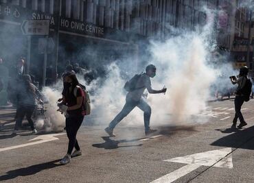 Prenden fuego a un hombre que discutía con manifestantes en Hong Kong