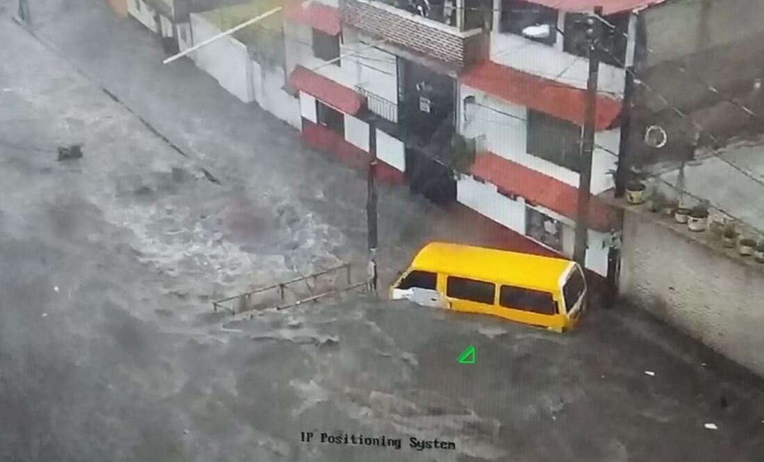 El boulevard Luis Donaldo Colosio que es el inicio de la carretera Naucalpan-Toluca, quedó inundado por la bajada de corrientes de agua / Especial