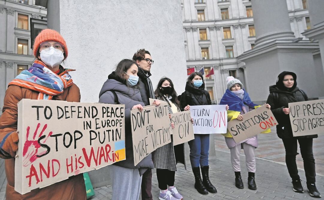 Manifestantes exigen a la comunidad internacional defender a Ucrania, durante una protesta afuera del Ministerio de Relaciones Exteriores, en Kiev. Foto: Sergei SUPINSKY/ AFP  