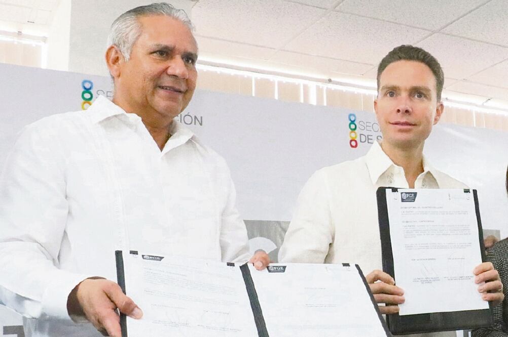 El ex fiscal General del estado, Raciel López Salazar (izq.), también tiene derecho a contar con seguridad personal por 15 años (ESPECIAL)