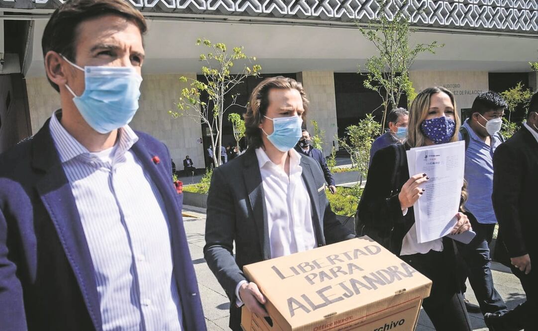 Alonso Castillo Cuevas, hijo de Alejandra Cuevas, y otros familiares políticos del fiscal Gertz acudieron al Palacio Legislativo para entregar una caja con los documentos que prueban las acusaciones en contra del funcionario público. Foto: Mario Jasso